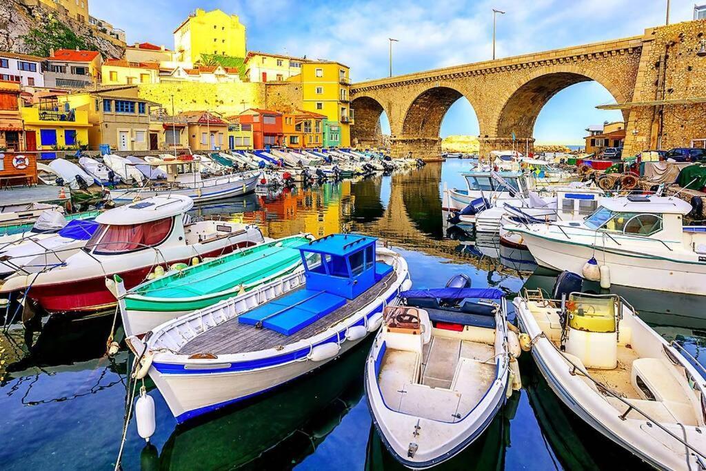 Une calanque au coeur de la ville Marseille Extérieur photo